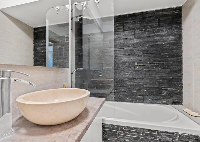 Poli *